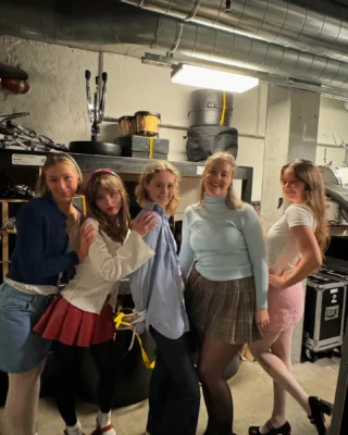 I helgen tok Teater Neuf turen til Bergen for å spille forestillingen Søstre under Mikrofestivalen, arrangert av våre gode venner i Immaturus.
Det ble en helg fylt med teaterglede, inspirerende møter og et nydelig publikum!

Vi setter stor pris på det fine samarbeidet med Immaturus – det er alltid en fryd å besøke dere.
Tusen takk for oss, Bergen – vi gleder oss allerede til neste gang!

#teaterneuf #søstre #immaturus #mikrofestival #scenekunst #bergen #teaterglede