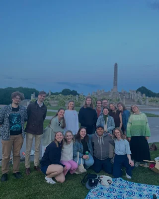 ✨ I går hadde vi generalforsamling i Teater Neuf! ✨ Nytt styre er på plass, og vi er klare for en ny sesong! 🎭💪
Kvelden ble avsluttet med grilling og kos i Frognerparken 🌭☀️ Takk til alle som kom!
Vi gleder oss til høsten – og kanskje DU blir en del av oss? 👀 Audition-info kommer snart!

#TeaterNeuf #Generalforsamling #Studentteater #Audition2025 #Frognerparken #OsloKultur
